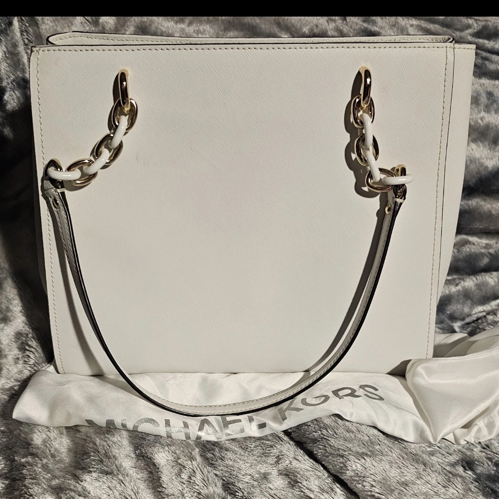 Sexy Michael Kors White Tote Bag With a Beautiful gold accent around the strap.